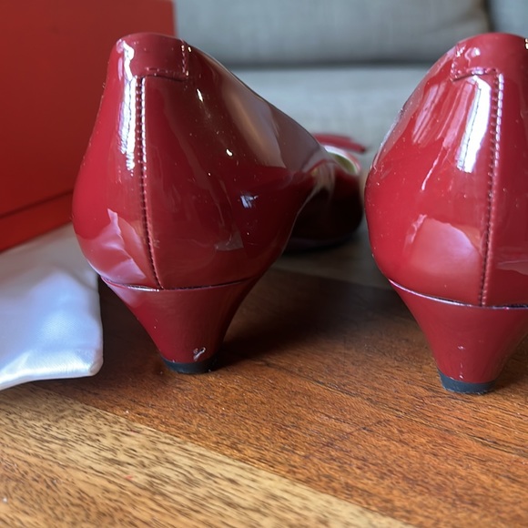 Auth Roger Vivier Classic pump 36.5